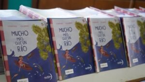 PRESENTAN LIBRO DE EDUCACIÓN AMBIENTAL DESTINADO A JARDINES DE MERLO